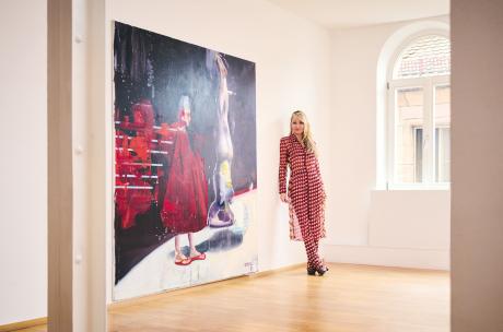Annette Kluger in einer Galerie